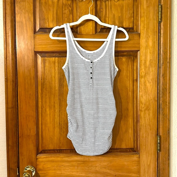 Old navy maternity tank top size large - Picture 1 of 3